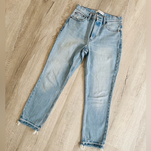 NWOT Abercrombie & Fitch High Rise Frayed Ankle Mom Jeans Light Wash - Picture 3 of 5